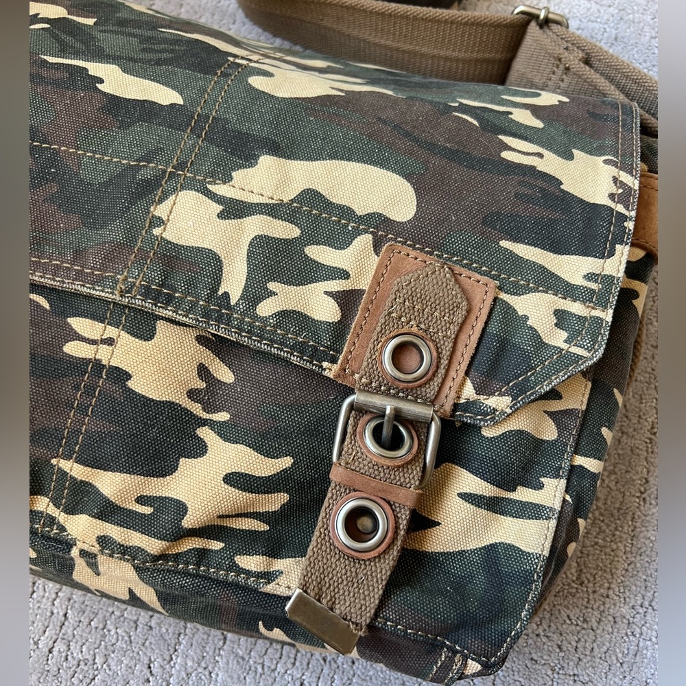 Relic Camouflage Messenger Bag - Picture 7 of 16